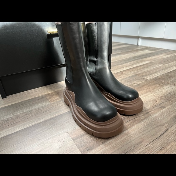 BRAND NEW BOTTEGA - Picture 4 of 5